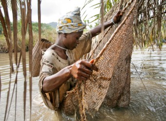 Foto de una mujer pescando