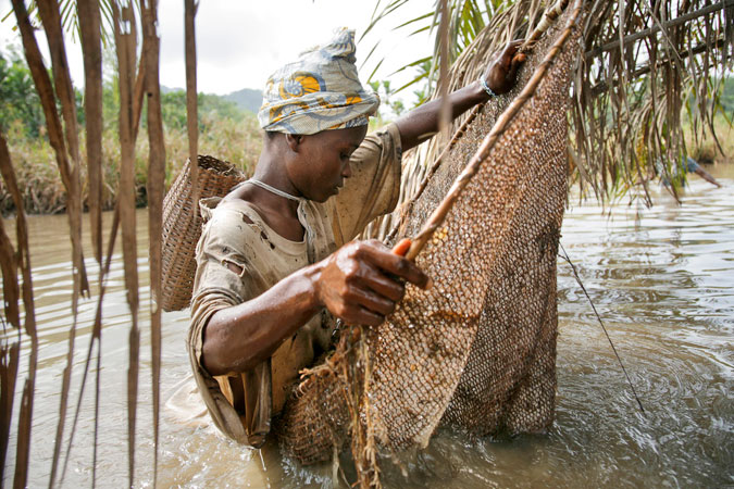 Foto de una mujer pescando