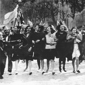 Foto de jóvenes sufragistas celebrando el voto femenino