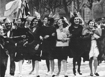 Foto de jóvenes sufragistas celebrando el voto femenino