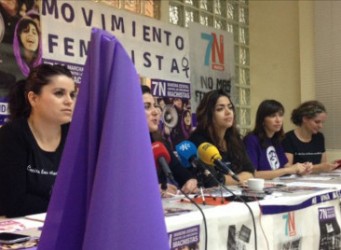 Imagen de una mesa con varias activistas