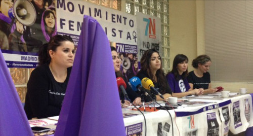 Imagen de una mesa con varias activistas