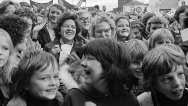 Imagen en blanco y negro de un grupo de mujeres y niños