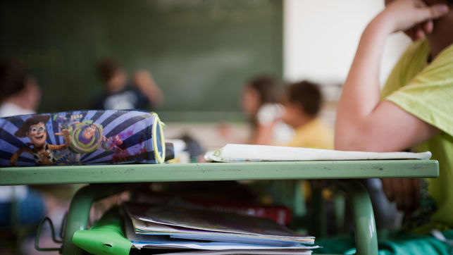 Imagen de una mesa de una clase