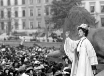 Imagen de E. Pankhurst hablando a la gente