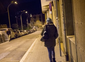 imagen de una chica andando sola de noche por una calle desierta