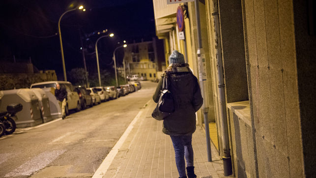 imagen de una chica andando sola de noche por una calle desierta