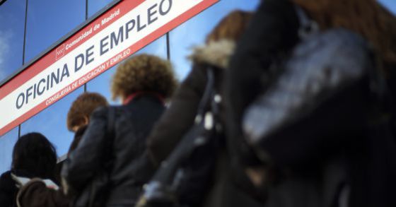 imagen de gente esperando en una oficina de empleo