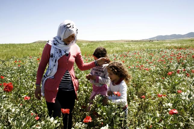 Una imagen de la película, con una madre con sus hijos en un prado