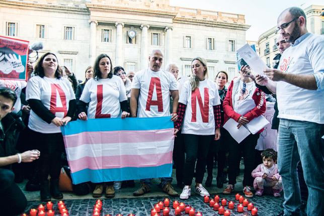 Un grupo de personas llevando camisetas con las letras A L A N