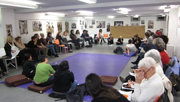 imagen de un grupo de mujeres en una sala