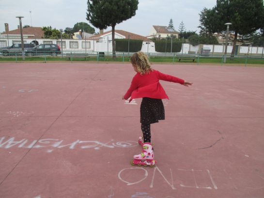 imagen de una niña patinando