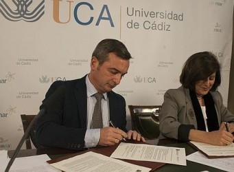 Imagen del Rector de la UCA firmando