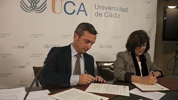 Imagen del Rector de la UCA firmando 