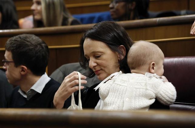 Imagen de la diputada Bescansa con su bebé en el Congreso