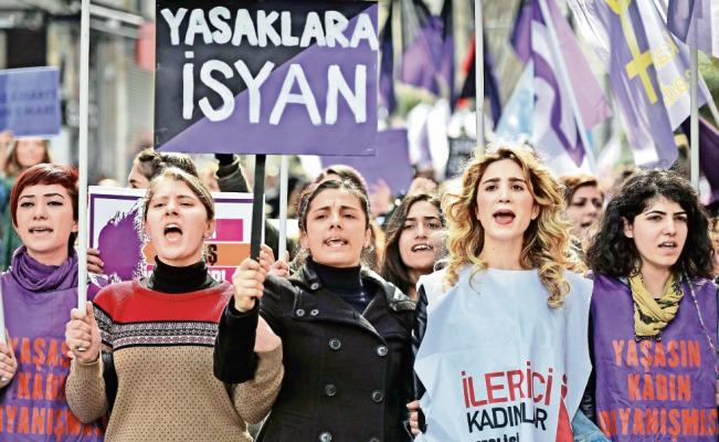 Un grupo de mujeres turcas en una manifestación