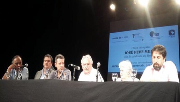 Imagen de la mesa en que participaba Mújica