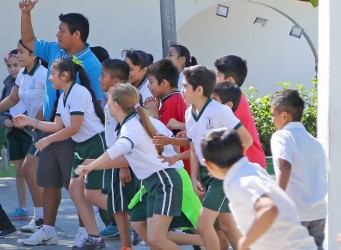 Imagen de un grupo de niños y niñas haciendo deporte