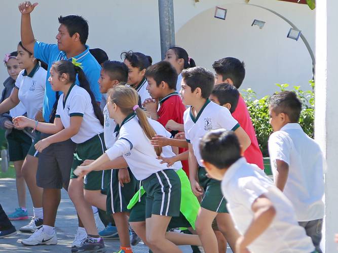 Imagen de un grupo de niños y niñas haciendo deporte
