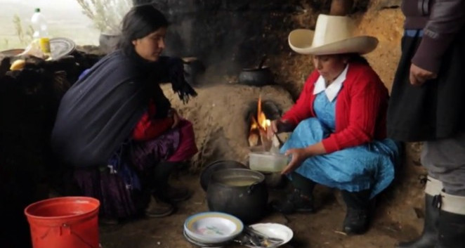 Imagen de Máxima Acuña en una cabaña