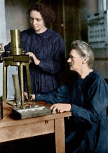 Las Curie, madre e hija, trabajando