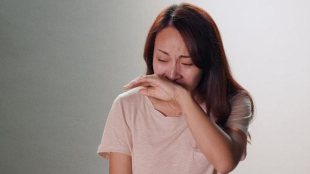 Imagen del documental, una joven llorando