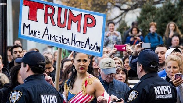 Imágenes de un grupo de mujeres en una manifestación contra Trump