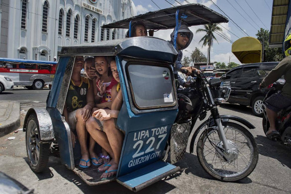 Imagen de varios jóvenes filipinos en el sidecar de una moto
