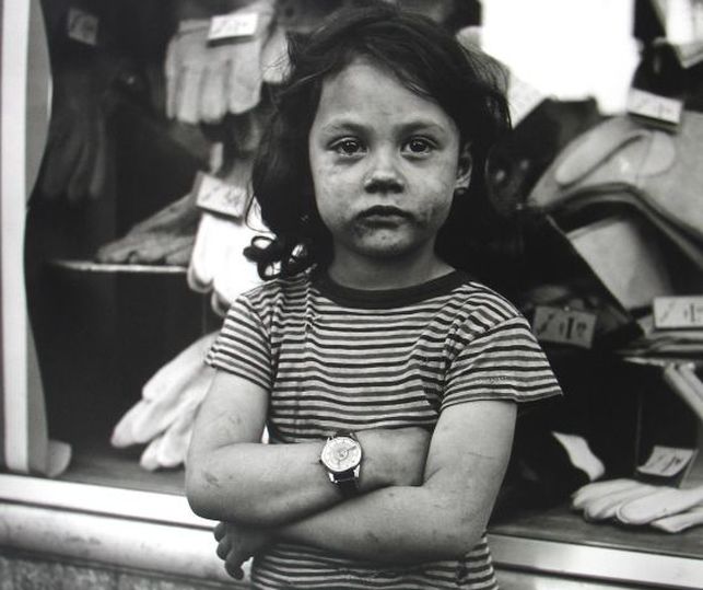 Otra foto de Maier, una niña llorosa con la cara sucia