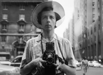 Autoretrato de la fotógrafa Vivian Maier en un escaparate