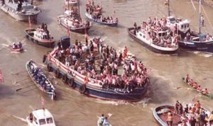 Imagen de la gabarra por la Ría de Bilbao