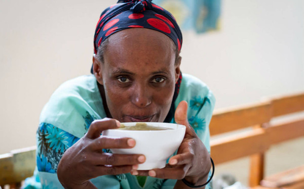 Imagen de una joven africana comiendo 