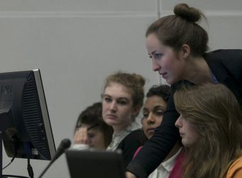 Imagen de un grupo de mujeres mirando un ordenador