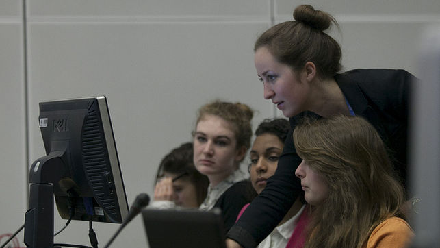 Imagen de un grupo de mujeres mirando un ordenador