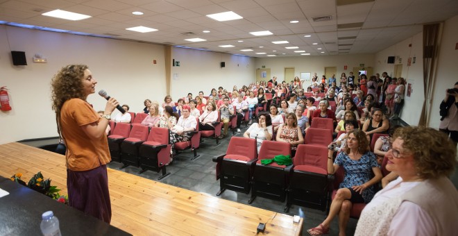 Imagen de una persona hablando ante personas en una sala