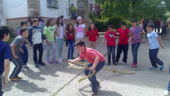 niño en un grupo jugando con una cuerda