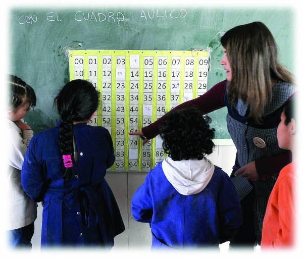 Imagen de una maestra con un grupo ded alumnas