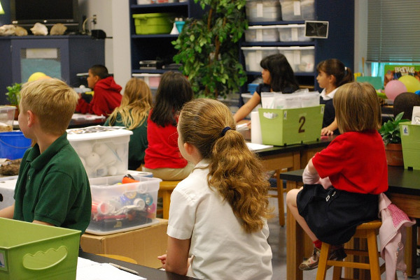 Imagen de niños y niñas en una clase