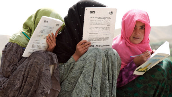 Imagen de tres estudiantes con hijab