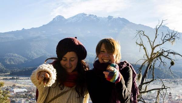 Imagen de la protagonista y la directora del documental