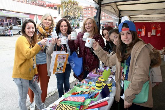 jóvenes de la cooperativa Verdetiend en un puesto