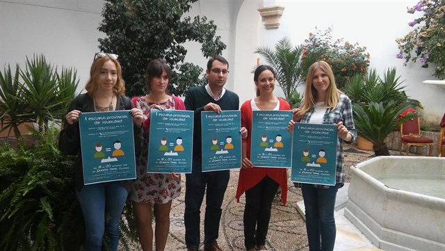 Imagen de jóvenes con el cartel anunciando la escuela