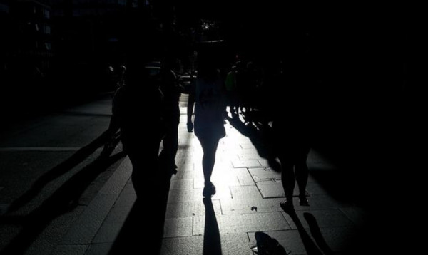 imagen oscurecida de varias mujeres y sus sombras