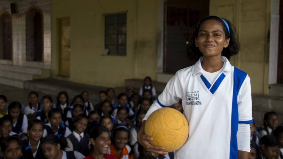 una joven jugadora india de fútbol