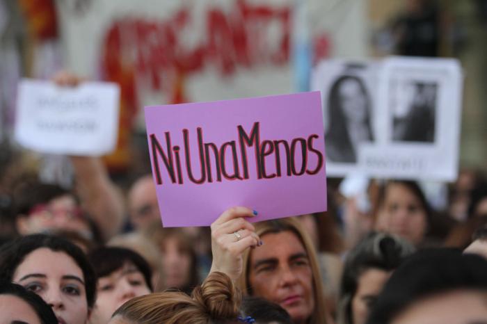 imagen de la manifestación con un cartel Ni una menos