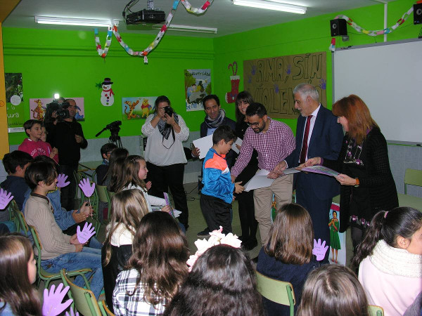 Imagen de los jóvenes recibiendo el premio