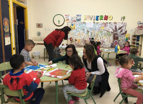 Imagen de una clase y varias profesoras y niños/as