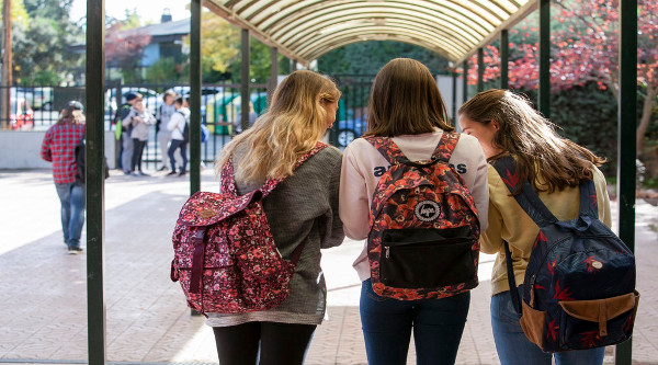 Imagen de tres jóvenes con mochilas