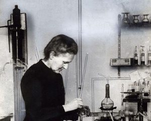 Imagen de Marie Curie en su laboratorio