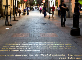 Imagen de un texto literario escrito en una calle de Madrid